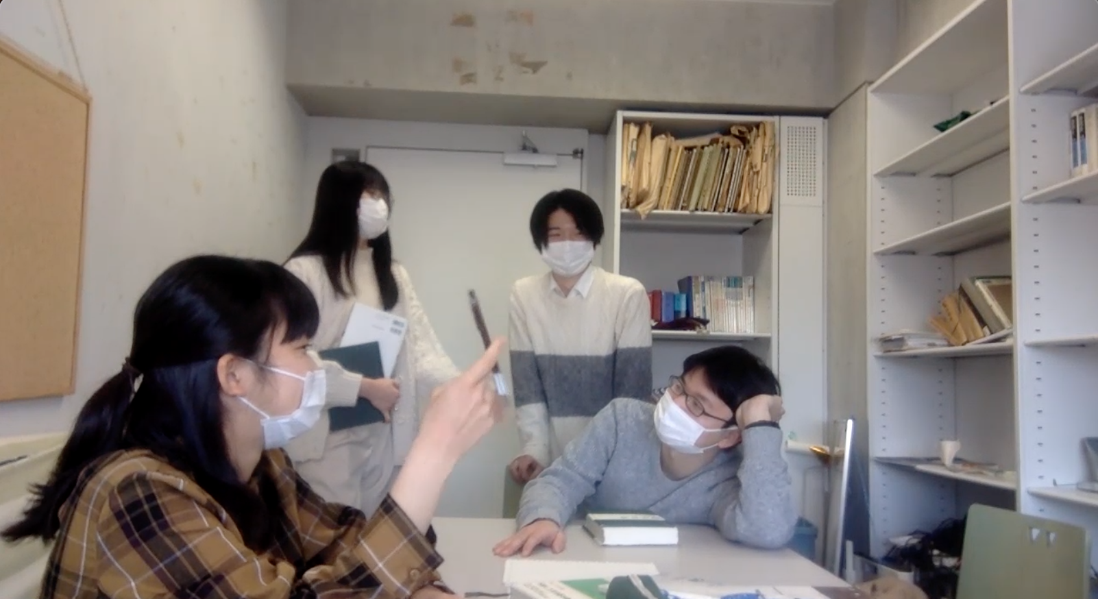 ラウンジで談笑する学生