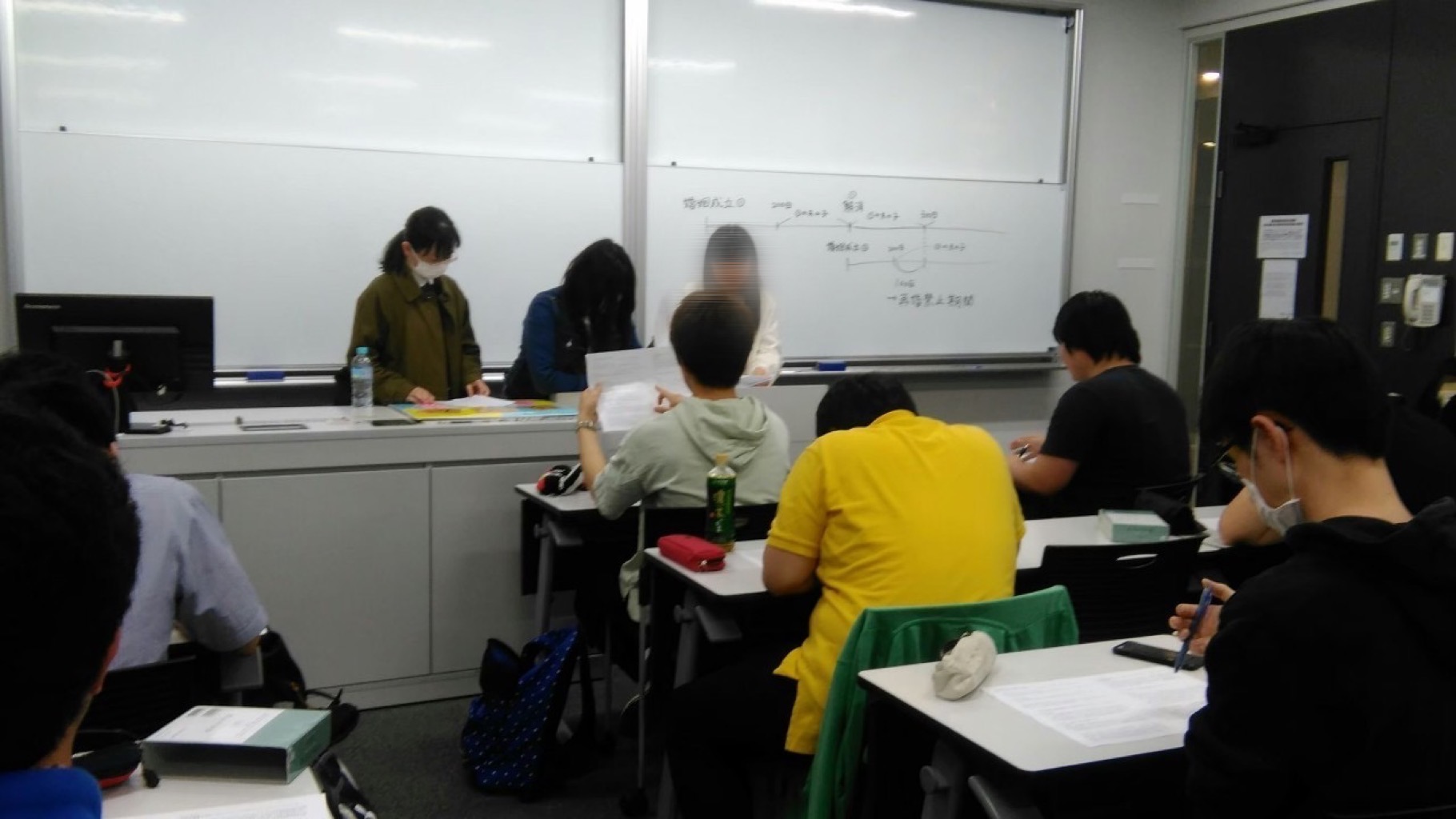 ラウンジで談笑する学生